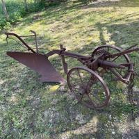 Aratro antico in ferro con ruote