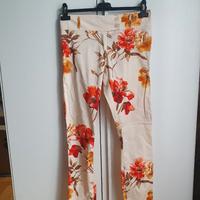 Pantaloni floreali beige con fiori rossi–tagliaS/M