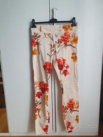 Pantaloni floreali beige con fiori rossi–tagliaS/M