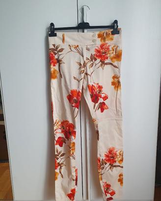 Pantaloni floreali beige con fiori rossi–tagliaS/M