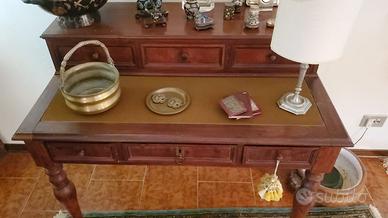 Scrittoio in legno stile classico con cassetti