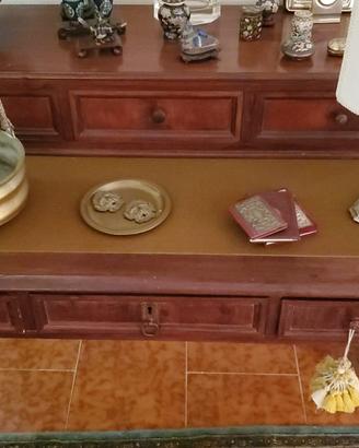 Scrittoio in legno stile classico con cassetti