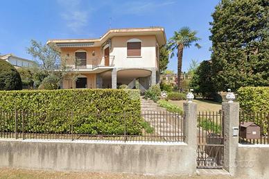 VILLA SINGOLA A BESANA IN BRIANZA