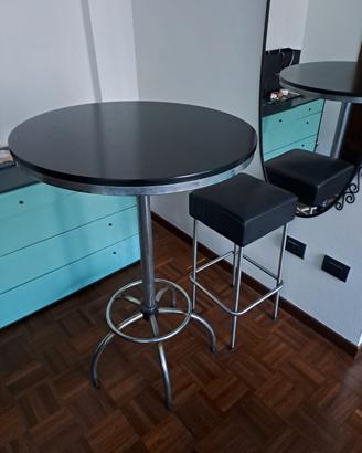 Tavolo bar con sgabello