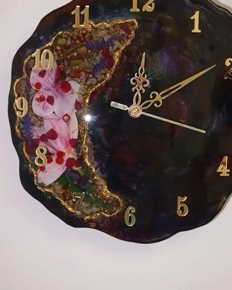 Orologio unico in resina epossidica con fiori
