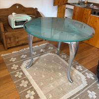 tavolo rotondo con piano in vetro temperato