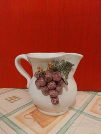 Caraffa con uva in ceramica