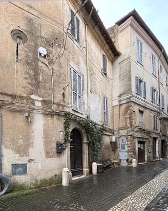 2 LOCALI A CORI