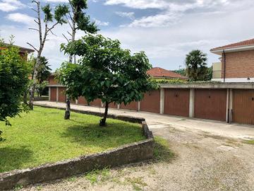 Box auto in cortile interno Valmadonna