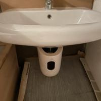 Lavandino con rubinetto