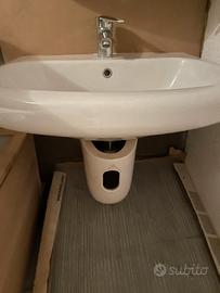 Lavandino con rubinetto