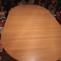 Tavolo in legno chiaro allungabile con ruote e cas