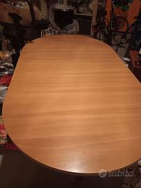 Tavolo in legno chiaro allungabile con ruote e cas