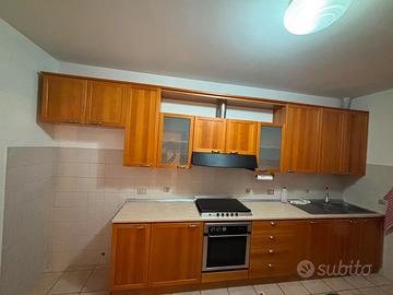 Cucina completa di elettrodomestici funzionanti