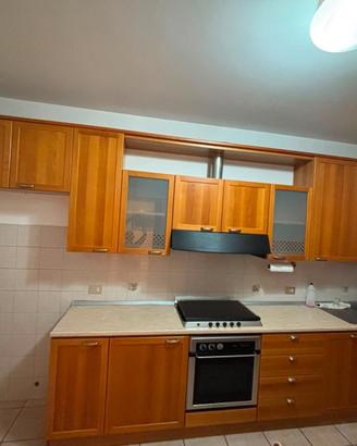Cucina completa di elettrodomestici funzionanti