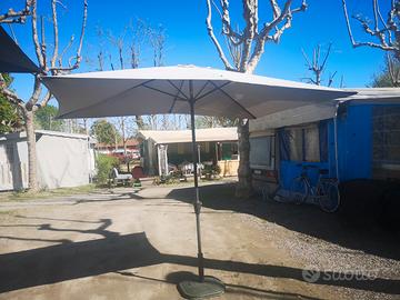  due ombrelloni con basamento 