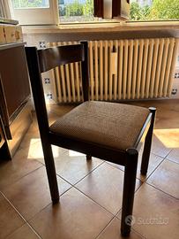 Sei sedie in legno scuro con seduta intrecciata