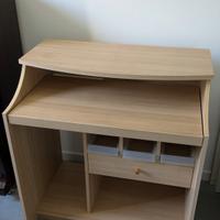 Scrivania in legno con piano estraibile e cassetto