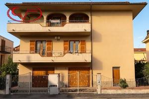 Villa di 400 m² con più di 5 locali e box auto dop