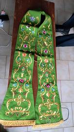 stola verde con ricchissimi ricami