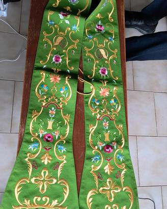 stola verde con ricchissimi ricami