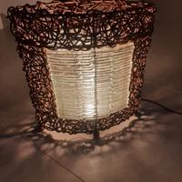 Lampada da tavolo in legno e vetro