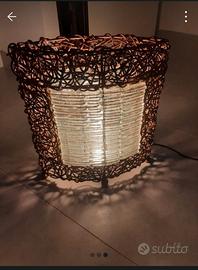 Lampada da tavolo in legno e vetro