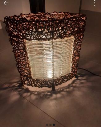 Lampada da tavolo in legno e vetro