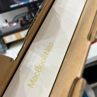 MacBook Neo giallo + alimentatore + custodia