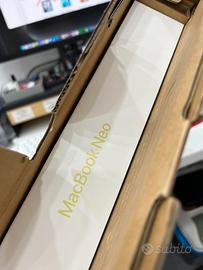 MacBook Neo giallo + alimentatore + custodia