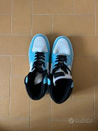 Sneakers bianche ed azzurre