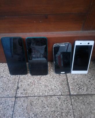 4 cellulari con schermo rotto 