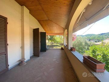 Villa di 535 m² con più di 5 locali e box auto dop