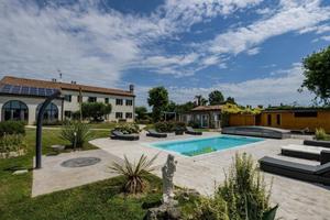 Immobile in asta di 300 m² con 5 locali e box auto