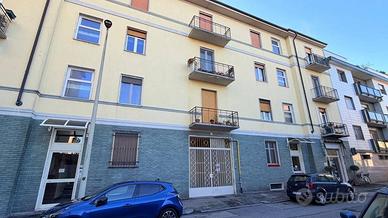 VERCELLI CITTA': AMPIO BILOCALE PARZIALMENTE ARRED