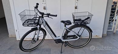 Bicicletta elettrica ebike donna Cube Supreme QV1