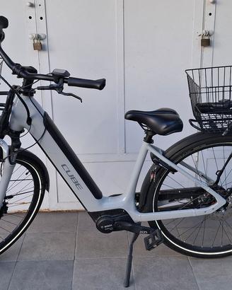 Bicicletta elettrica ebike donna Cube Supreme QV1