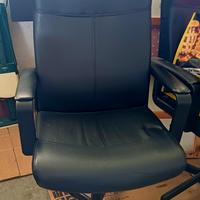 Poltrone nere da ufficio con rotelle.