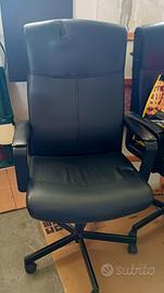 Poltrone nere da ufficio con rotelle.