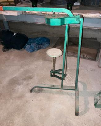 tappatrice manuale a colonna per  vino