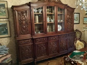 Prestigiosa sala in noce massello intarsiato