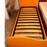 letto una piazza struttura in legno arancione