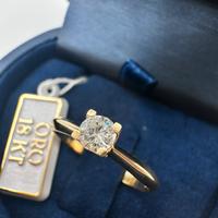 Anello in oto giallo e diamante naturale