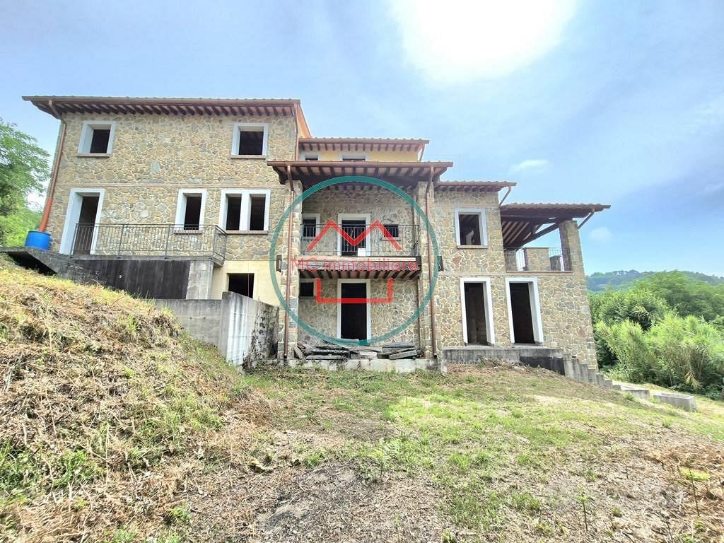 Rustico / Casale di 377 m² con più di 5 locali a M - Vista 4