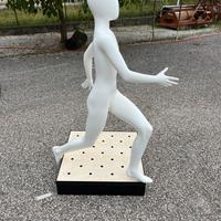 Manichino bimbo dinamico