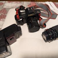 macchina fotografica Canon T70 e obiettivi e flash
