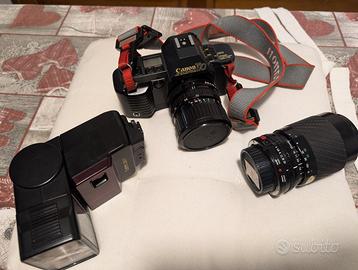 macchina fotografica Canon T70 e obiettivi e flash