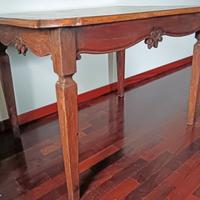 Piccolo tavolo in noce del XVIII secolo