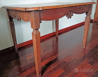 Piccolo tavolo in noce del XVIII secolo