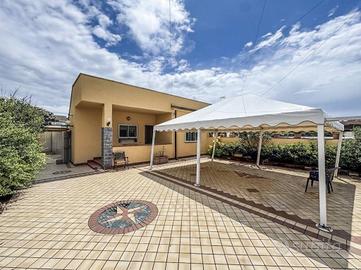 Villa di 120 m² con 4 locali e box auto a Fiumicin